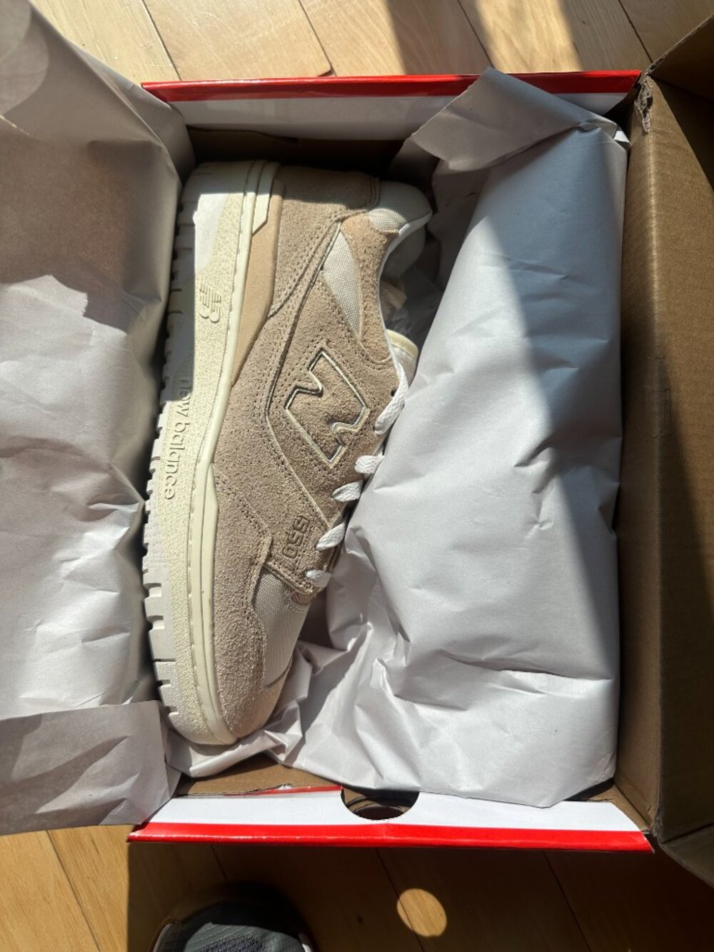 BRAND NEW - MENS 9 - Womens 10.5 - New Balance 550